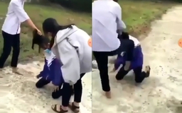 Vụ nữ sinh đánh bạn: Đấm, đá, xé áo chỉ vì va chạm xe