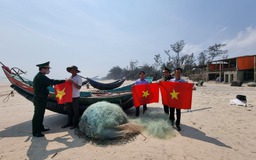 Biên phòng Quảng Trị tặng ngư lưới cụ, sửa thuyền cho ngư dân vươn khơi bám biển