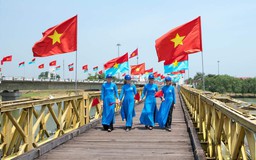 Giới trẻ thích thú 'check-in' tại cây cầu lịch sử ở Quảng Trị