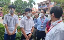 Hết giờ thi toán, thí sinh Quảng Trị bất ngờ được Bộ trưởng Bộ GD-ĐT thăm hỏi