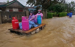 Nước lũ tràn vào, người dân 'rốn lũ' tất tả chạy đua với thời gian