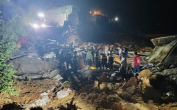 Sập nhà dân bên bờ sông Thạch Hãn: Xuyên đêm tìm nạn nhân