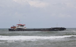 Giải cứu tàu chở gần 3.000 tấn cát mắc cạn trên vùng biển Quảng Trị