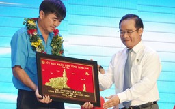 Anh Cao Phú Khánh nhận danh hiệu Công dân trẻ tiêu biểu nhất tỉnh Long An