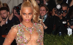 Bộ váy 'mặc như không' của Beyoncé bị tố đạo phong cách