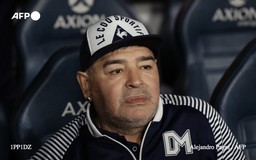 Giới bóng đá bàng hoàng không tin Maradona ra đi