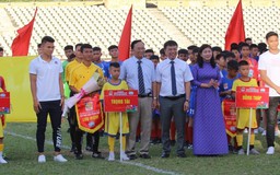 2 tuyển thủ bóng đá Việt Nam khích lệ tinh thần cầu thủ U.13
