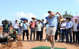 Cú swing đầu tiên của huyền thoại Greg Norman tại sân golf Văn Lang Empire