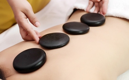 Thư giãn bằng liệu trình massage đá nóng cùng tinh dầu tại spa