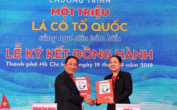 Nam A Bank trao cờ Tổ quốc chung tay bảo vệ biển đảo Việt Nam