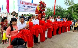 Đạo diễn Quốc Võ xây cầu cho người dân xã Hòa Tịnh - Măng Thít