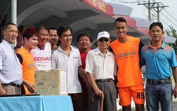 Sao V-League và giới nghệ sĩ xỏ giày ủng hộ HLV Nguyễn Thành Sự