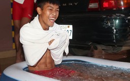 Cầu thủ U.16 Việt Nam được đưa đi... ngâm đá