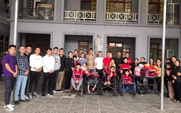 Trọng Hoàng và các ngôi sao SLNA của Nghệ Football làm từ thiện cuối năm