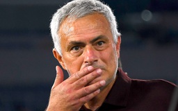 Thắng nghẹt thở trận thứ 1.000, HLV Mourinho ăn mừng như đứa trẻ, thú nhận nói dối