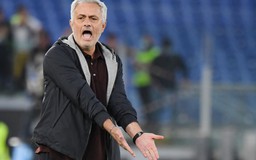 HLV Mourinho và Spalletti bị đuổi ở trận derby Mặt trời