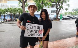 Vợ chồng CĐV Indonesia cảm ơn người Việt Nam
