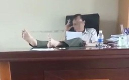 Đắk Nông: Tạm đình chỉ hạt trưởng kiểm lâm 'gác hai chân lên bàn làm việc'