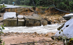 Mưa lũ tàn phá nhiều cầu cống tại vùng cao Thừa Thiên - Huế