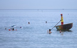 Đà Nẵng: Cho phép người dân tắm biển trở lại từ 4 giờ 30 ngày 10.7