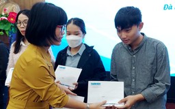 Sinh viên Đà Nẵng nhận học bổng Nguyễn Thái Bình - Báo Thanh Niên