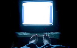 Ngủ trong lúc tivi vẫn bật, có hại cho sức khỏe không?