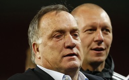 HLV Dick Advocaat bật khóc khi Sunderland trụ hạng