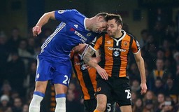 Cầu thủ Hull bị nứt sọ sau pha va chạm kinh hoàng với hậu vệ Chelsea
