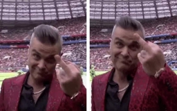 Robbie Williams lý giải cử chỉ giơ 'ngón tay thối' trong lễ khai mạc World Cup