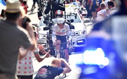 Tour de France rúng động vụ cảnh sát bắt giữ một số thành viên đội đua