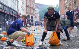 Hành động đẹp của CĐV Scotland: Dọn sạch rác đường phố London sau trận hoà tuyển Anh