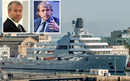 Siêu du thuyền của Abramovich cập cảng Tây Ban Nha chuẩn bị đàm phán bán Chelsea