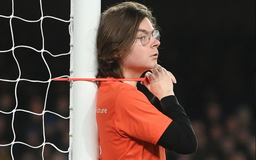 Sốc với cảnh CĐV 'thắt' cổ ở cột cầu môn trong trận Everton - Newcastle