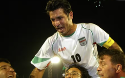 Iran tịch thu hộ chiếu của huyền thoại bóng đá Ali Daei