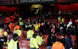 Europa League: CĐV gây hỗn loạn và phá hoại ở trận Arsenal thắng PSV