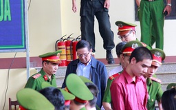 Cựu trung tướng Phan Văn Vĩnh bất ngờ rời phòng xét xử vì lý do sức khỏe