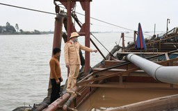 Mật phục bắt giữ 14 tàu khai thác cát lậu trên sông Hồng