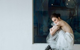 Angela Phương Trinh khoe dáng 'mình hạc xương mai' trên sàn múa ballet