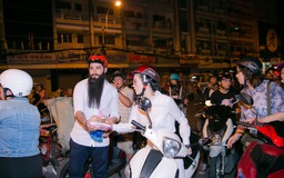 Emily Hồng Nhung chạy xe máy chở đạo diễn 'Kong: Skull Island' phát cơm từ thiện