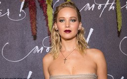 Jennifer Lawrence khoe ngực đầy trên thảm đỏ buổi công chiếu 'Mother!'