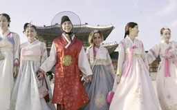 Long Nhật mặc Hanbok nắm tay Lê Giang 'du hí' Seoul