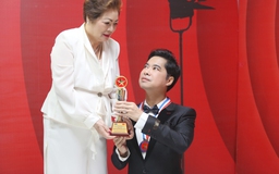 Ngọc Sơn quỳ gối dâng tặng mẹ danh hiệu 'Nhà hoạt động xã hội tiêu biểu'