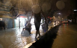 Người Sài Gòn 'trắng đêm' vật lộn với nước ngập vì cơn bão số 9