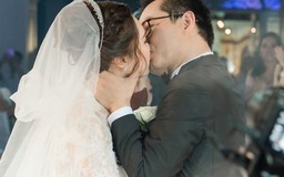 NSND Trung Hiếu và vợ 9X 'khóa môi' ngọt ngào trong tiệc cưới