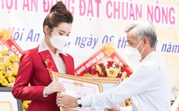 Hoa hậu Huỳnh Vy xúc động khi nhận bằng khen từ lãnh đạo tỉnh Đồng Tháp