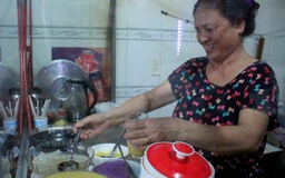 Người Sài Gòn ăn chè Huế 20 năm, quán nhỏ 'nuôi' ba thế hệ