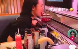 Cô gái Việt liếm đĩa sushi trên băng chuyền ở Nhật khiến dân mạng phẫn nộ