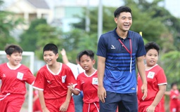 Để thua 2.000 cầu thủ nhí, Đức Chinh kể chuyện đá bóng sân ruộng đến nát chân