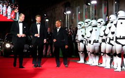 Hoàng tử William và Harry lịch lãm dự buổi ra mắt ‘bom tấn’ Star Wars 8