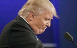 Trump than micro của ông bị lỗi tại buổi tranh luận trực tiếp